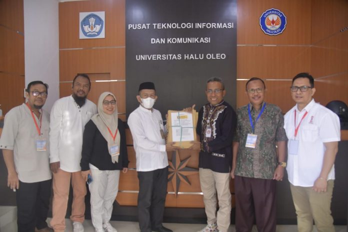 Penyerahan soal oleh , Rektor UHO Kendari, Prof. Muhammad Zamrun Firihu kepada panita penerima mahasiswa baru, Jumat (20/06/2025).
