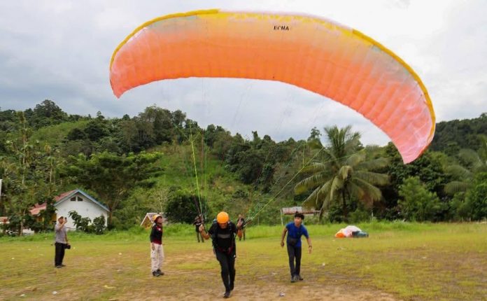 Wakil Gubernur Sulawesi Tenggara (Sultra), Ir. Hugua, M.Ling, melakukan kunjungan kerja ke Desa Wisata Sani-Sani, Kecamatan Samaturu, Kabupaten Kolaka, Sabtu 28 Juni 2025.