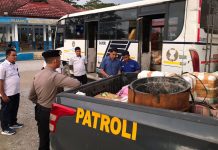 Polisi Sita 14 Jerigen Arak di Terminal Baruga Kendari