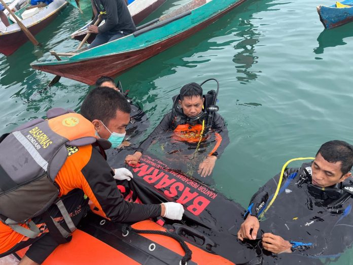 Tim SAR gabungan mengevakuasi jasad pencari ikan diduga tenggelam saat mencari ikan di sekitar pesisir perairan Desa Tanjung Tiram Kecamatan Moramo Utara.