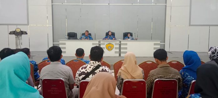 Wakil Wali Kota Baubau, Ir. Wa Ode Hamsinah Bolu, M.Sc, saat memimpin pertemuan bersama pengurus dan pengawas koperasi dari delapan kecamatan meliputi Sorawolio, Kokalukuna, Wolio, Batu Poaro, Betoambari, Murhum, Bungi, dan Lea-Lea di Aula Kantor Wali Kota Baubau, Kamis 17 Juli 2025.
