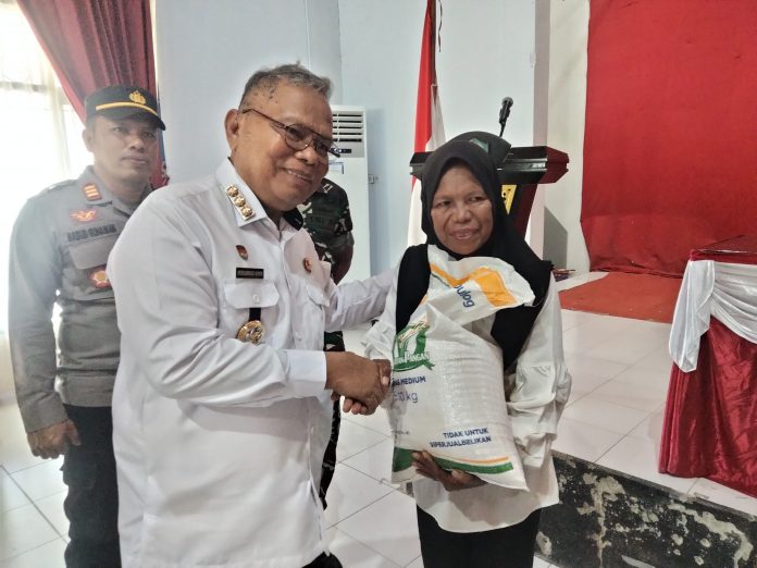 Bupati Adios memberikan bantuan pangan beras kepada masyarakat penerima manfaat. Kamis 24 Juli 2025. Foto : Rk/Datasultra.com