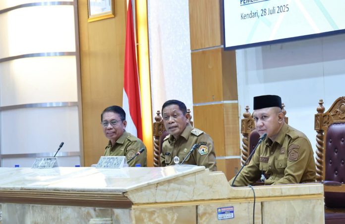 Wakil Gubernur Sulawesi Tenggara (Sultra), Ir. Hugua, M.Ling, memimpin Rapat Pembentukan Panitia dan Pembahasan Agenda Peringatan Hari Ulang Tahun (HUT) ke-80 Kemerdekaan Republik Indonesia di Ruang Pola, Kantor Gubernur Sultra, Senin 28 Juli 2025.