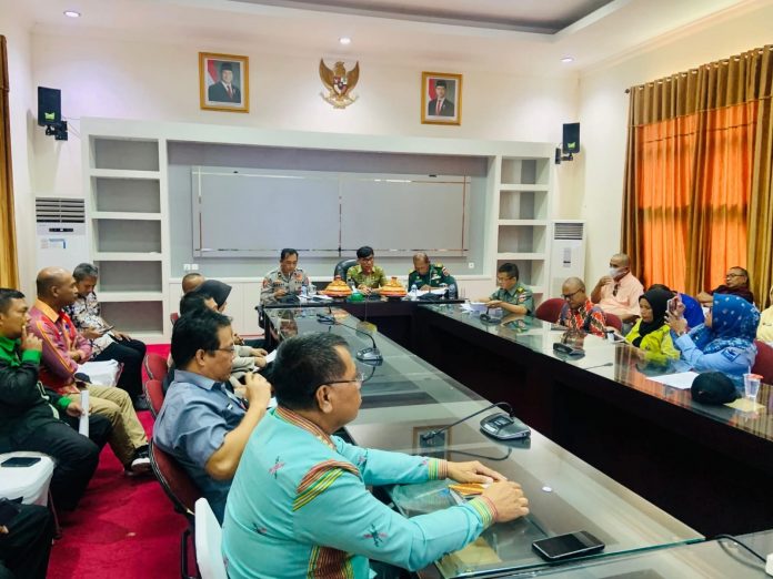 Rapat pemantapan pelaksanaan HUT RI ke-80 di ruang rapat lantai dua Kantor Wali Kota Baubau, Kamis 7 Agustus 2025.