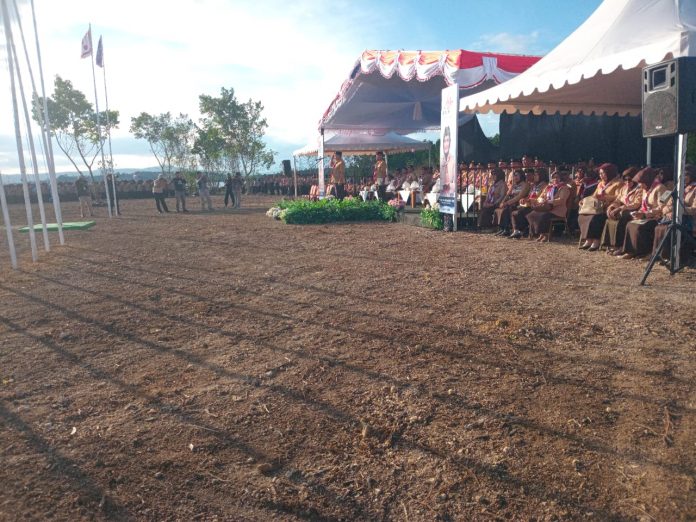 Memperingati Hari Pramuka Republik Indonesia ke-64 tahun 2025, Kwartir Cabang (Kwarcab) Pramuka Kota Baubau menggelar upacara di Lapangan Terminal Kelurahan Lakologou, Kamis 14 Agustus 2025.