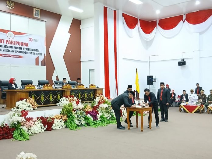 Penandatangan naskah persetujuan bersama Rancangan Peraturan Daerah (Ranperda) tentang Rencana Pembangunan Jangka Menengah Daerah (RPJMD) Kota Baubau Tahun 2025–2029 di ruang rapat DPRD, Jumat 15 Agustus 2025.