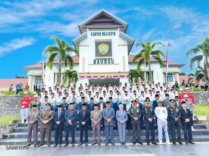 Wali Kota Baubau Kukuhkan 76 Anggota Paskibraka Tahun 2025