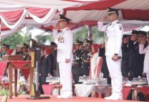 Gubernur Sultra Pimpin Upacara HUT ke-80 RI, Enam ASN Terima Satyalancana Karya Satya