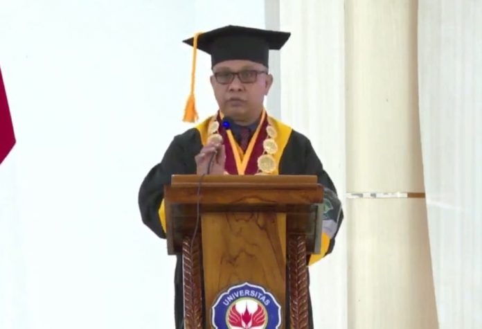 Rektor UHO, Prof. Armid beri sambutan dies natalis ke-44 UHO, Selasa (19/08/2025).