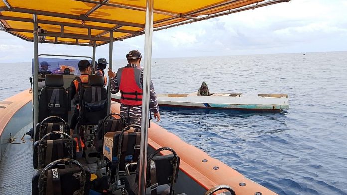 Tim SAR gabungan saat melakukan pencarian terhadap pemancing yang jatuh dari kapal.