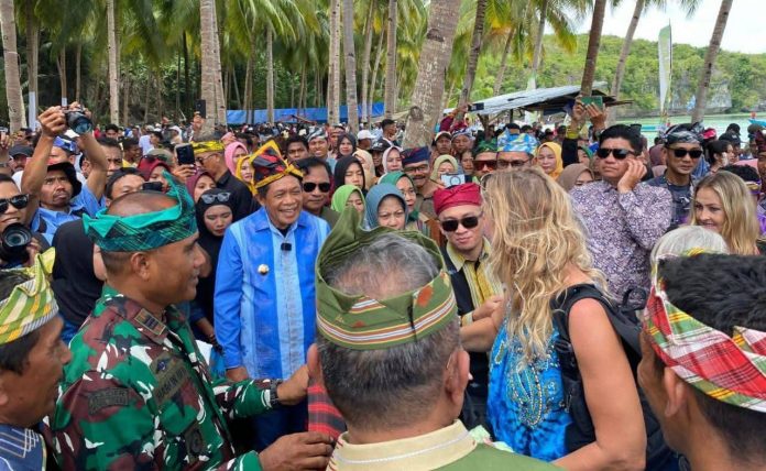 Wakil Gubernur Sulawesi Tenggara, Ir. Hugua, M.Ling, menghadiri pembukaan Sail to Indonesia 2025 yang dipusatkan di Pantai Singku, Desa Gerak Makmur, Kecamatan Sampolawa, Kabupaten Buton Selatan, Minggu 24 Agustus 2025.