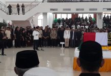 Suasana Haru Selimuti Persemayaman Rektor UHO, Prof. Armid di Kampus