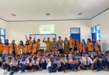 Mahasiswa KKN UHO Bersama Bhabinkamtibmas Sosialisasi Bahaya Narkoba di SMPN 23 Poleang Utara