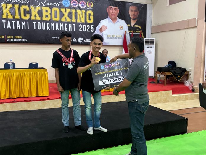 Atlet Kickboxing Muna Barat, Jumadil Raz Rizki Mulyono, menerima medali emas dan hadiah Juara 1 pada Kejurprov Kickboxing Tatami Sultra 2025 di Aula Jana Nuraga Brimob Polda Sultra, Minggu (31/8/2025).