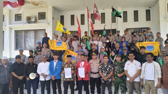 Mahasiswa Cipayung Plus berfoto bersama aparat keamanan dan pejabat daerah usai deklarasi damai di Gedung DPRD Muna.