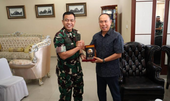 Kepala Pusat Penerbangan Angkatan Darat (Puspenerbad), Mayjen TNI Zainuddin, menemui Gubernur Sulawesi Tenggara (Sultra), Mayjen TNI (Purn) Andi Sumangerukka (ASR), di Ruang Tunggu VIP Bandara Halu Oleo, Kamis 18 September 2025.