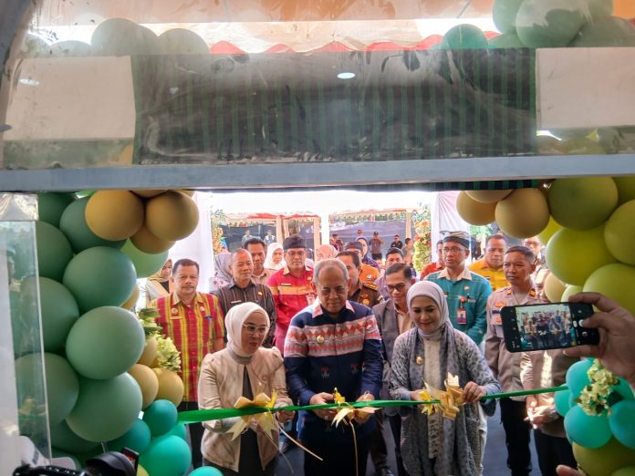 Wali Kota Baubau, H. Yusran Fahim, meresmikan Gedung Pusat Layanan Usaha Terpadu (PLUT) Koperasi dan UMKM, Kamis 18 September 2025.