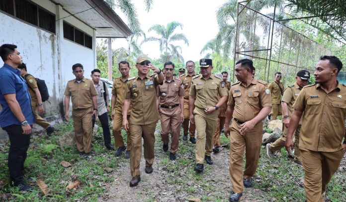 Gubernur Sulawesi Tenggara (Sultra), Mayjen TNI (Purn) Andi Sumangerukka (ASR), meninjau kesiapan lahan pembangunan Sekolah Unggul Garuda di Desa Lebo Jaya, Kabupaten Konawe Selatan (Konsel), Selasa 23 September 2025.