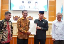 Gubernur Sultra Serahkan Sertifikat Lahan Sekolah Unggul Garuda ke Kemendikti Saintek
