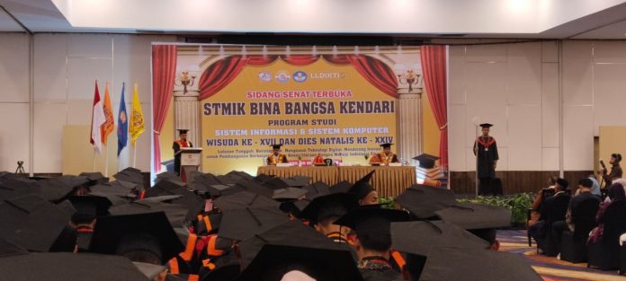 Sebanyak 275 wisudawan dan wisudawati resmi dikukuhkan pada Wisuda ke-17 yang dirangkaikan dengan Dies Natalis ke-24 di salah satu hotel di Kendari, Senin 6 Oktober 2025.