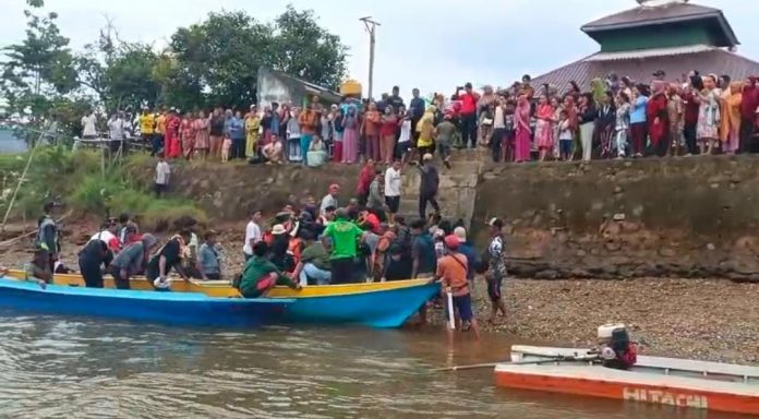 Tim SAR gabungan saat mengevakuasi korban yang diterkam buaya di Sungai Lasolo, Konawe Utara.