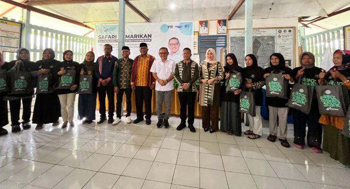 Anggota Komisi IV DPR RI Jaelani bersama Bupati Muna Barat La Ode Darwin, Ketua TP PKK Rhika Purwaningsih Darwin, dan masyarakat Desa Lombu Jaya saat kegiatan Safari Gemarikan di Kecamatan Sawerigadi, Kamis (9/10/2025).