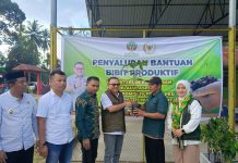 Jaelani Dorong Rehabilitasi Lahan di Muna Barat, Serahkan Ribuan Bibit Produktif untuk Warga