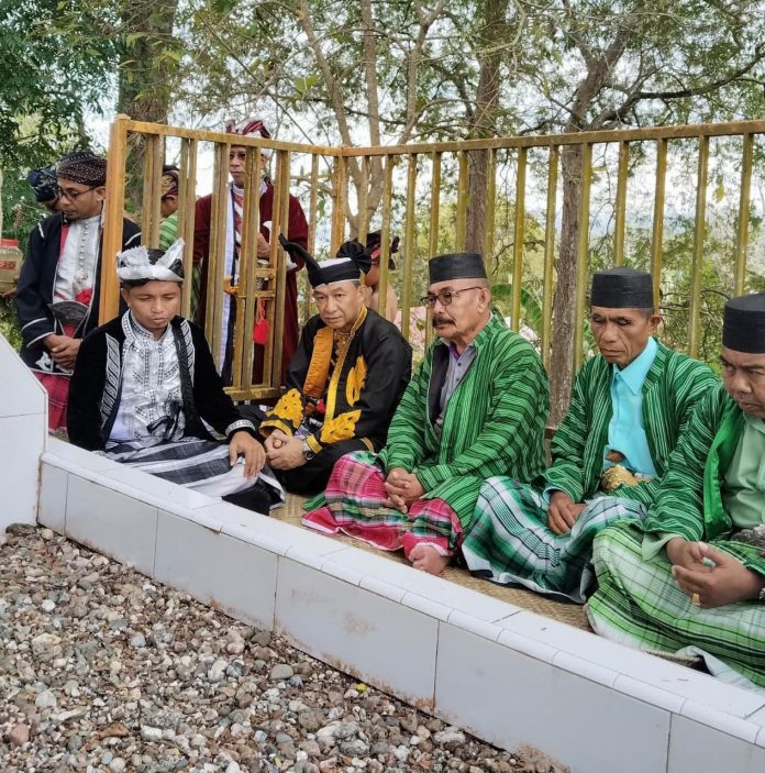 Pemerintah Kota Baubau kembali melaksanakan ritual adat Santiago, tradisi ziarah ke makam para Sultan Buton yang berada di dalam dan sekitar Benteng Wolio, Sabtu 18 Oktober 2025.