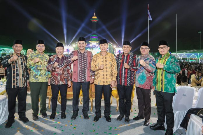 Dirjen Bimas Islam Kementerian Agama RI, H. Abu Rokhmad, bersama Gubernur Sultra Mayjen TNI (Purn) Andi Sumangerukka, secara simbolis menutup Seleksi Tilawatil Qur’an dan Hadits (STQH) Nasional XXVIII di Arena Utama Tugu Religi Kota Kendari, Sabtu (18/10/2025) malam.