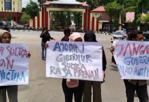 Poster Berisi Tulisan “Ajudan Gubernur Sultra Rasa Preman” Muncul saat Demontrasi Jurnalis di Kendari