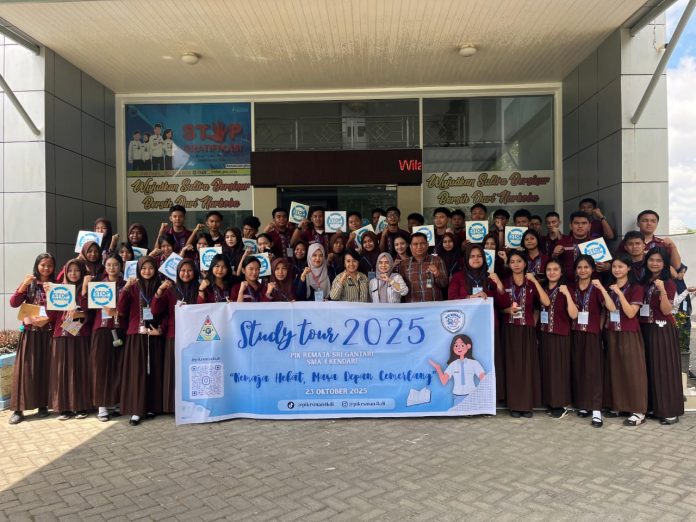 Siswa-siswi dari SMA Negeri 04 Kendari beserta Ketua rombongan Jusniati, S.Pd, M.Pd dan 6 guru pendamping melakukan kunjungan ke Kantor Badan Narkotika Nasional Provinsi (BNNP) Sulawesi Tenggara (Sultra). Kegiatan ini dalam rangkaian kegiatan Study Tour PIK-R Sri Gantari.