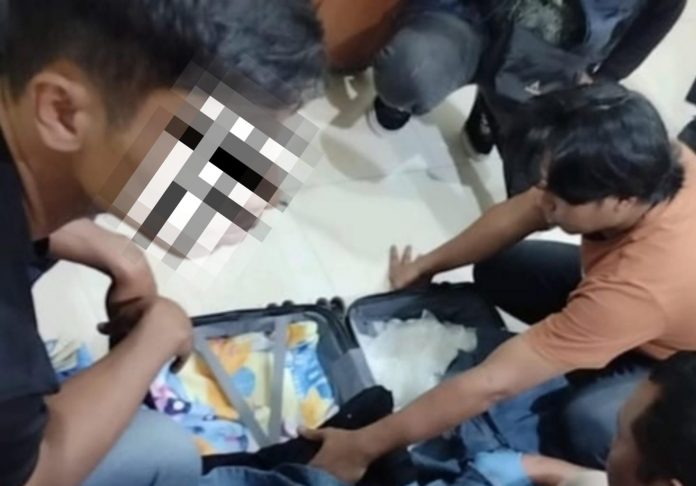 BNNP Sultra bersama pihak Lanud Halu Oleo dan Aviation Security (Avsec) Bandara Halu Oleo Kendari saat melakukan penggeledahan tas koper yang dibawa oleh tersangka.