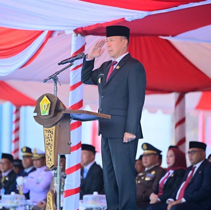 Gubernur Sulawesi Tenggara (Sultra) Mayjen TNI (Purn) Andi Sumangerukka memimpin upacara peringatan Hari Sumpah Pemuda ke-97 di halaman Kantor Gubernur Sultra, Selasa 28 Oktober 2025.