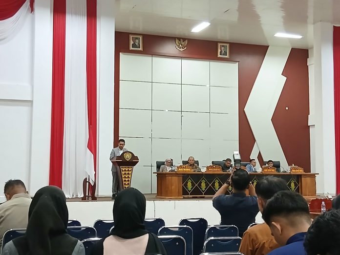 Ketua Badan Pembentukan Peraturan Daerah (Bapemperda) DPRD Kota Baubau, Yumardin Haeruddin saat membacakan 20 judul rancangan perda 2026.
