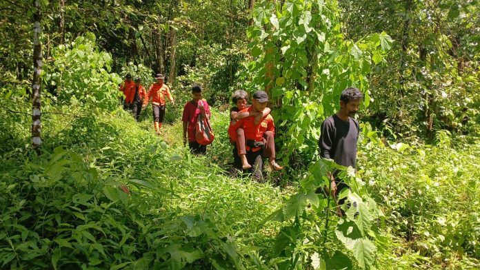 Tim Rescue Pos SAR Baubau saat mengevakuasi korban yang tersesat dan hilang di kebun Desa Walompo, Kecamatan Siotapina, Kabupaten Buton.