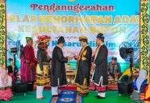 Menag RI Terima Gelar Kehormatan Mia Ogena I Sara Agama, Gubernur Sultra Apresiasi Lembaga Adat Kesultanan Buton