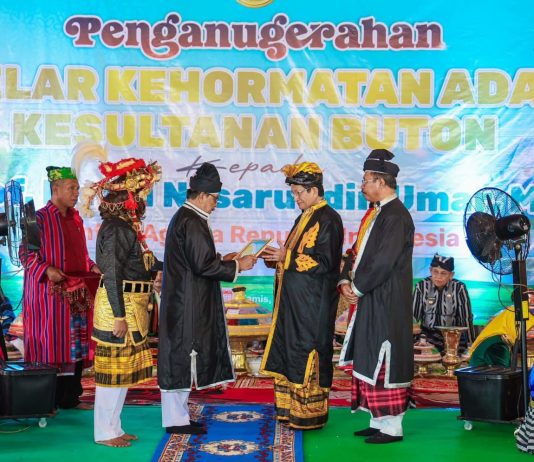 Menag RI Terima Gelar Kehormatan Mia Ogena I Sara Agama, Gubernur Sultra Apresiasi Lembaga Adat Kesultanan Buton