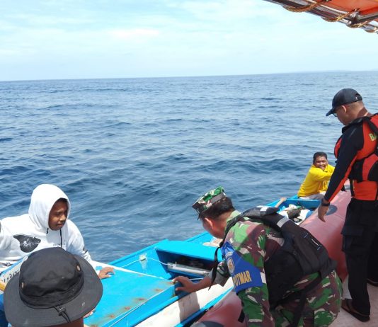 Tim SAR Evakuasi Ayah dan Anak Longboatnya Alami Patah As di Perairan Kapota