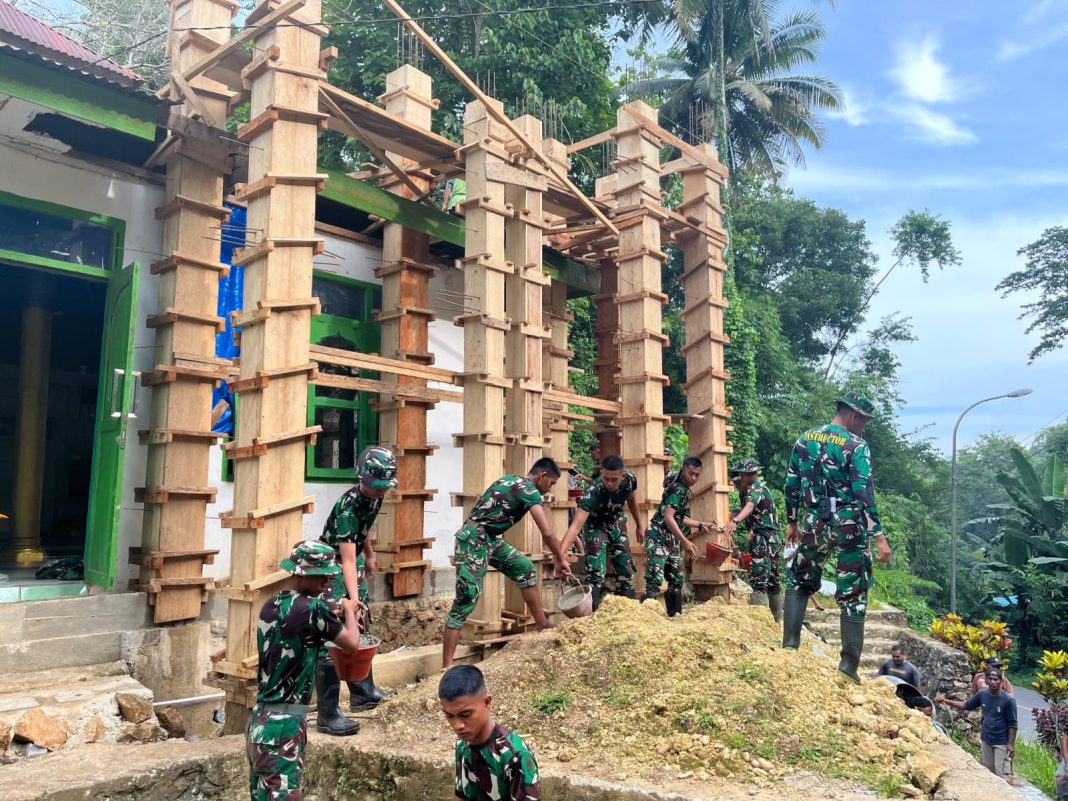 Yonif TP 823 Raja Wakaaka Gotong Royong Percepat Pembangunan Masjid