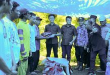 Bupati Konut Kembali Turun Langsung Serahkan Bantuan bagi Korban Puting Beliung di Padalere Utama