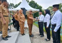 Kukuhkan 738 RT/RW, Wali Kota Baubau Tegaskan Peran Ujung Tombak Pelayanan Masyarakat