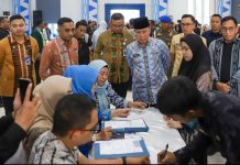 Gubernur Sultra Serahkan Rapel Gaji Enam Bulan Bagi PPPK Paruh Waktu