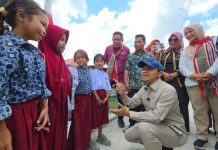 Pastikan Program Presiden Menjangkau Kepulauan, Wamendikdasmen Fajar Tinjau Pendidikan Anak Suku Bajo di Wakatobi