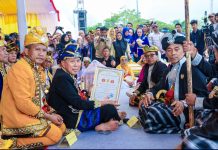 Terima Gelar Adat Muna, Gubernur Sultra Ajak KKMM Bersinergi Bangun Daerah